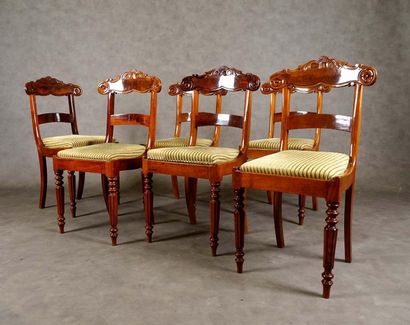 Suite de six chaises. 
Dossiers à bandeaux...