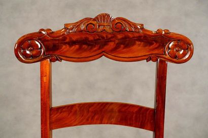 Suite de six chaises. 
Dossiers à bandeaux...
