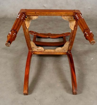 Suite de six chaises. 
Dossiers à bandeaux...