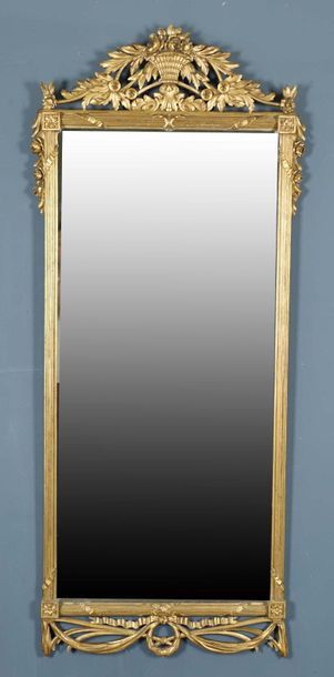 Miroir de Cheminée.
Fronton orné d’un panier...