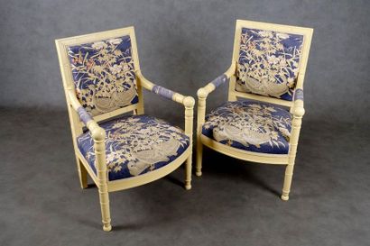 Paire de Fauteuils.
Dossiers moulurés et...