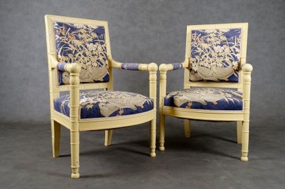 Paire de Fauteuils.
Dossiers moulurés et...