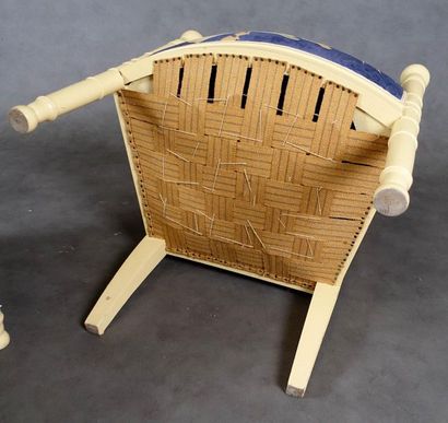 Paire de Fauteuils.
Dossiers moulurés et...