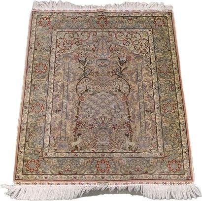 Carpette Héréké.
Mihrab orné d’une grande...