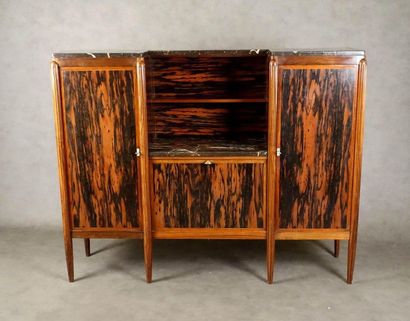Cabinet Art Déco.
La face présente une niche...