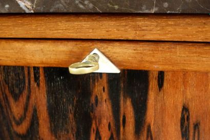 Cabinet Art Déco.
La face présente une niche...
