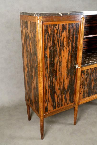 Cabinet Art Déco.
La face présente une niche...