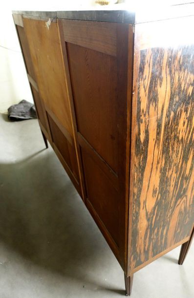 Cabinet Art Déco.
La face présente une niche...