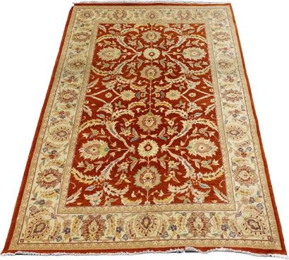 Tapis Ouchak.
Orné de grandes fleurs épanouies...