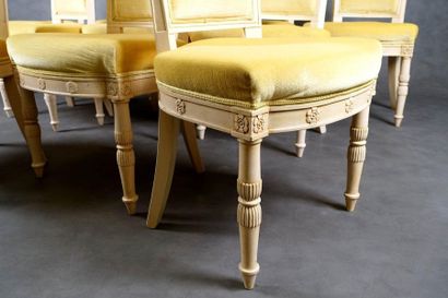 Suite de dix Chaises Empire.
Dossier incurvé...