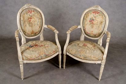 Paire de Fauteuils Louis XVI.
Dossier médaillon...