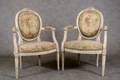 Paire de Fauteuils Louis XVI.
Dossier médaillon...