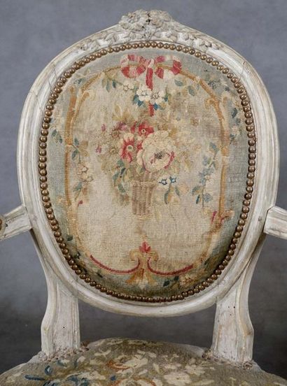 Paire de Fauteuils Louis XVI.
Dossier médaillon...