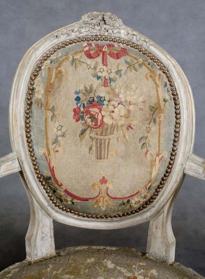 Paire de Fauteuils Louis XVI.
Dossier médaillon...