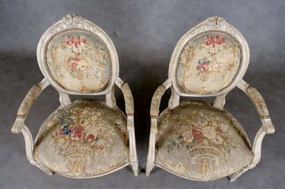 Paire de Fauteuils Louis XVI.
Dossier médaillon...