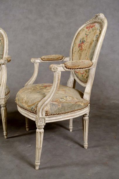 Paire de Fauteuils Louis XVI.
Dossier médaillon...