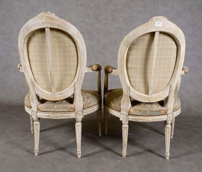 Paire de Fauteuils Louis XVI.
Dossier médaillon...
