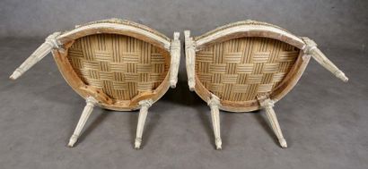Paire de Fauteuils Louis XVI.
Dossier médaillon...