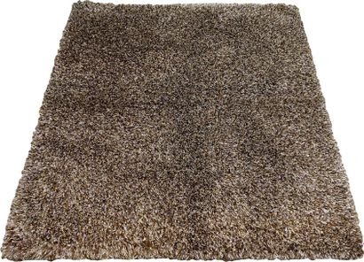 Tapis Shaggy.
Constitué de mèches de laine...