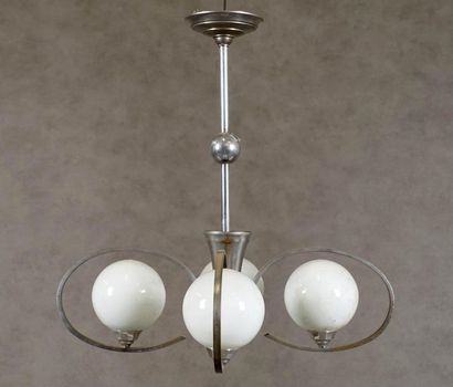 Lustre moderniste.
A quatre globes d’opaline...