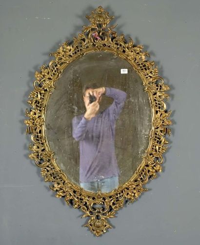 Miroir de Style Napoléon III.
De forme ovale....