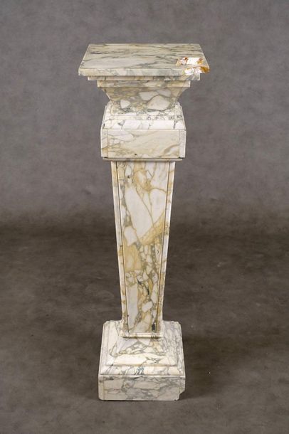 Colonne.
Chapiteau et base moulurés. Fût...