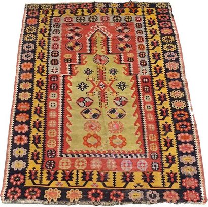 Carpette Kilim.
Ornée d’un mihrab à fond...