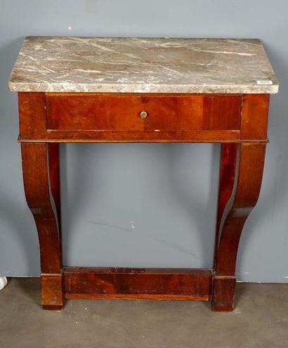 Console d’Applique.
Sommée d’un marbre rouge...