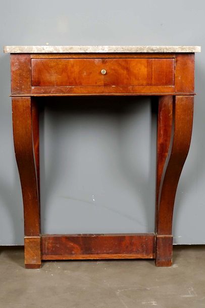 Console d’Applique.
Sommée d’un marbre rouge...