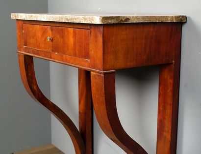 Console d’Applique.
Sommée d’un marbre rouge...