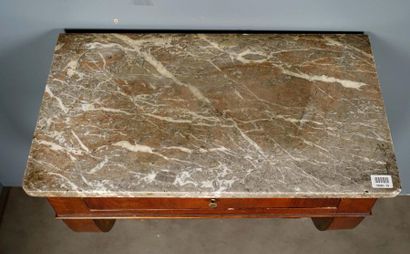 Console d’Applique.
Sommée d’un marbre rouge...