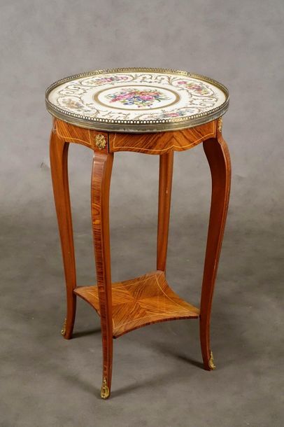 Table d’Appoint.
Plateau en porcelaine à...