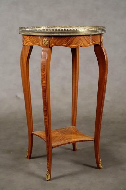 Table d’Appoint.
Plateau en porcelaine à...