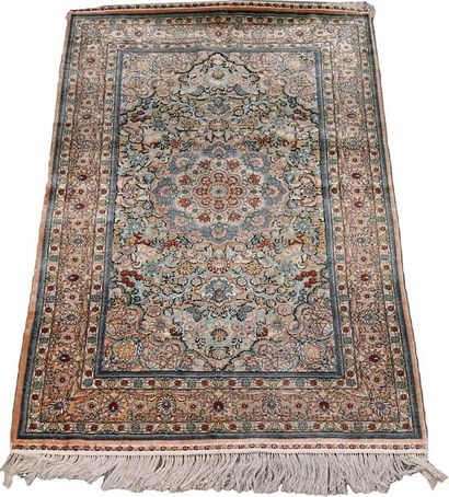 Carpette Héréké.
Le fond clair est décoré,...