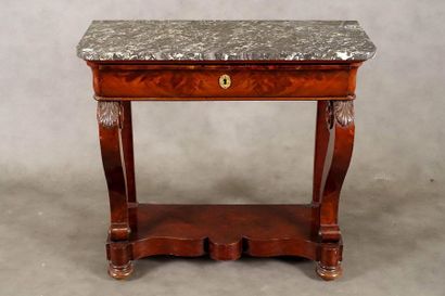Console.
Sommée d’un marbre gris Sainte-Anne....