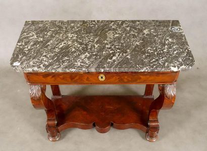 Console.
Sommée d’un marbre gris Sainte-Anne....