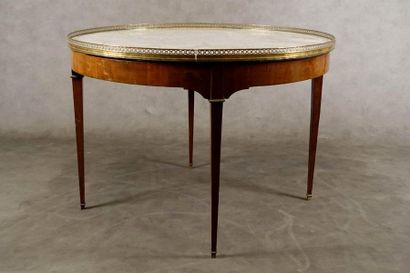 Table de Milieu de Style Louis XVI.
Sommée...