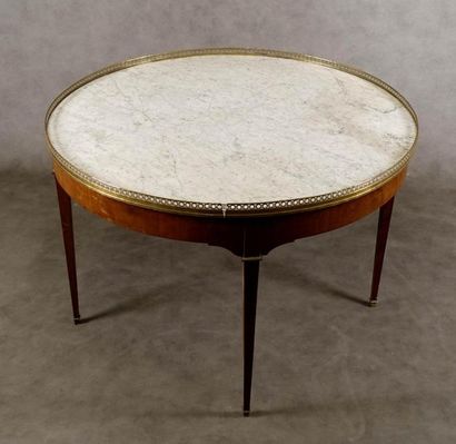 Table de Milieu de Style Louis XVI.
Sommée...