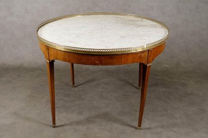 Table de Milieu de Style Louis XVI.
Sommée...