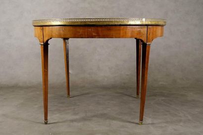 Table de Milieu de Style Louis XVI.
Sommée...
