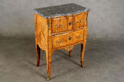 Commode sauteuse.
Sommée d’un marbre gris...