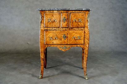 Commode sauteuse.
Sommée d’un marbre gris...