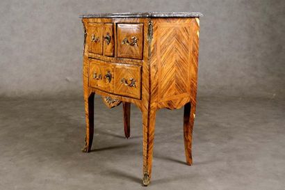 Commode sauteuse.
Sommée d’un marbre gris...