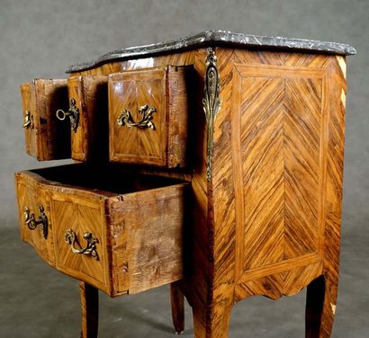 Commode sauteuse.
Sommée d’un marbre gris...