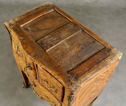 Commode sauteuse.
Sommée d’un marbre gris...