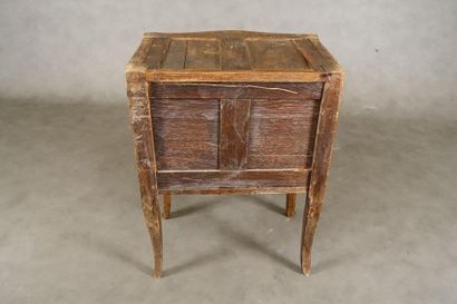 Commode sauteuse.
Sommée d’un marbre gris...