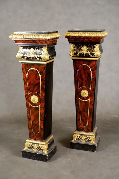 Paire de Gaines de Style Louis XIV.
Chapiteau...