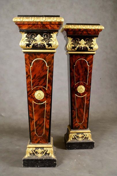 Paire de Gaines de Style Louis XIV.
Chapiteau...