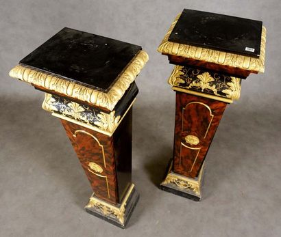 Paire de Gaines de Style Louis XIV.
Chapiteau...