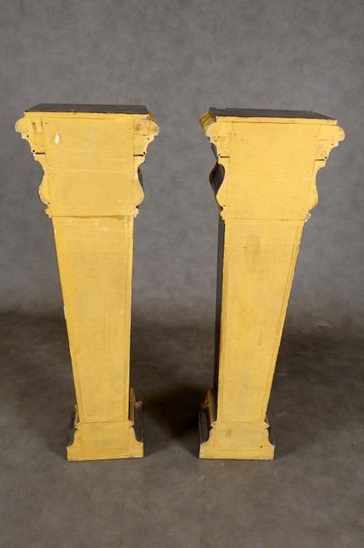 Paire de Gaines de Style Louis XIV.
Chapiteau...